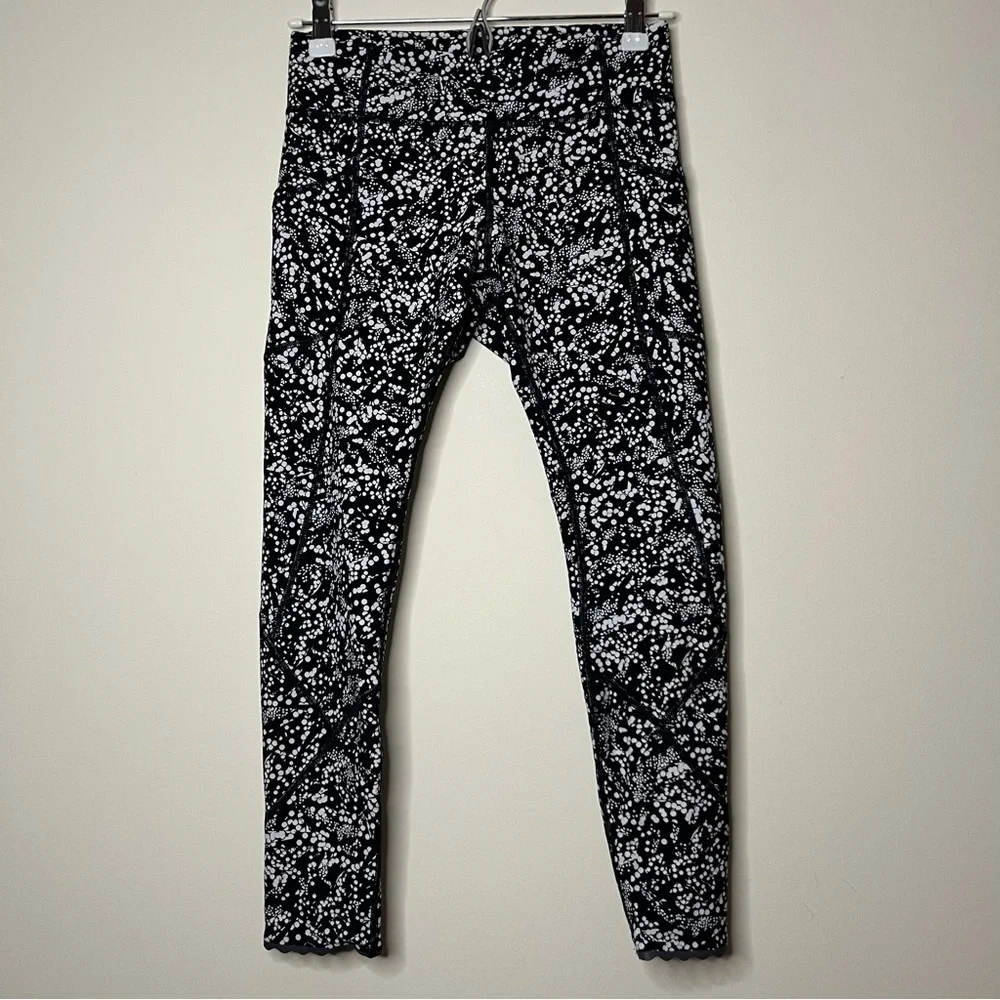 LULULEMON RARE Tight Stuff Chirasu Black Pockets Printed 3/4 Leggings